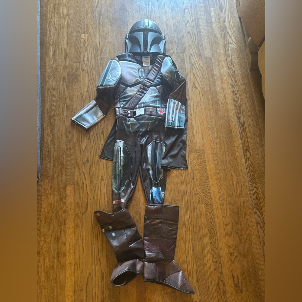 Great condition boys M (7/8) mandalorian Halloween costume